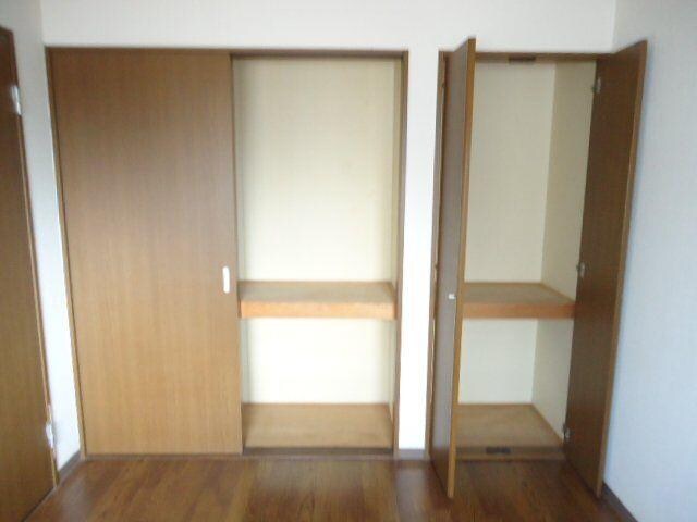 物件内観写真10　(洋室収納)