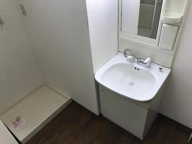 物件内観写真11　(カゴも置ける洗面所)