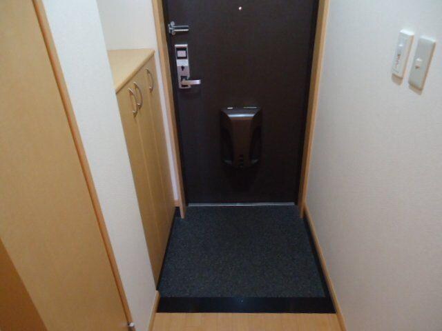 物件内観写真2　(玄関)
