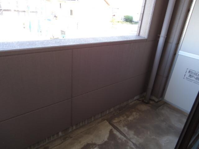 物件内観写真12　(幅も奥行きも広いベランダ)