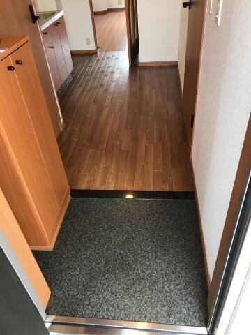 物件内観写真3　(玄関)