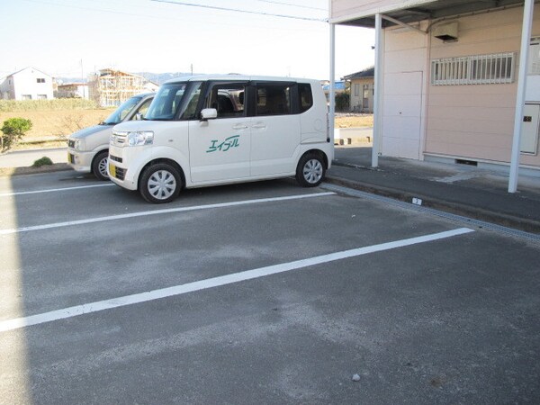 駐車場(建物の北側の駐車場です)