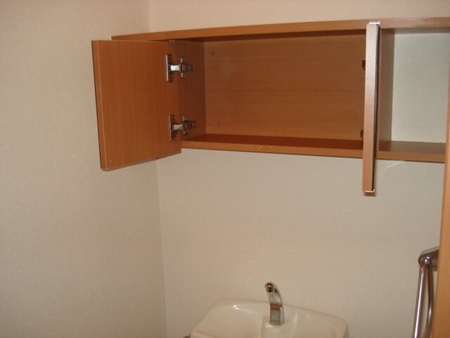 物件内観写真22　(トイレ収納)