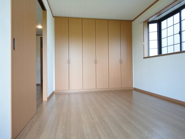 物件内観写真15　(南側洋室)