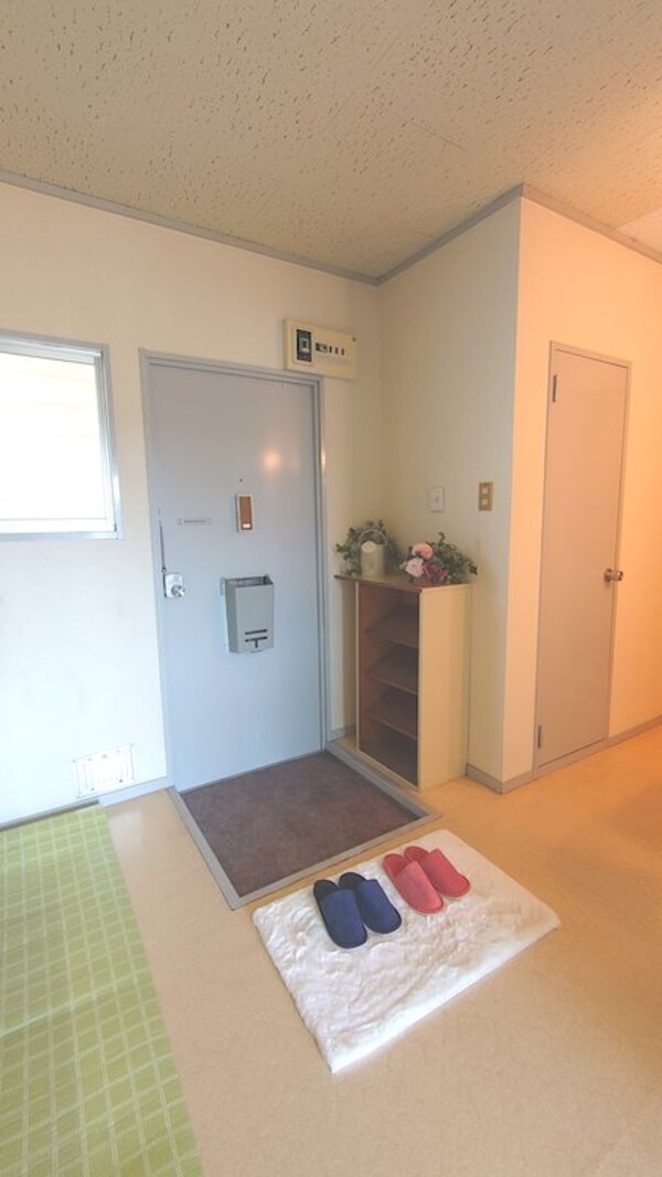 玄関(退去前につき写真はイメージです)