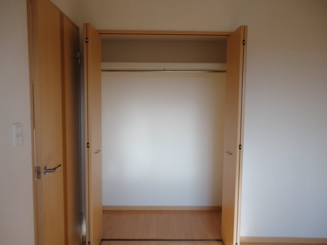 物件内観写真4　(洋室クローゼット)