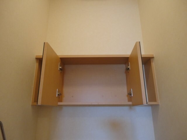 物件内観写真18　(トイレ収納)