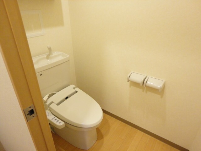 物件内観写真4　(シャワー付トイレ)