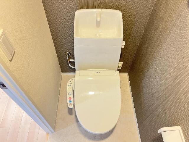 物件内観写真4　(シャワー付トイレ)