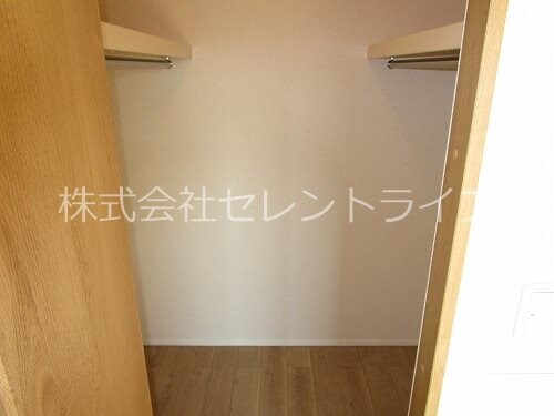 物件内観写真14　(ウォークインクローゼット内部)