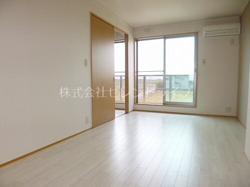 物件内観写真5　(リビング：エアコン付き)