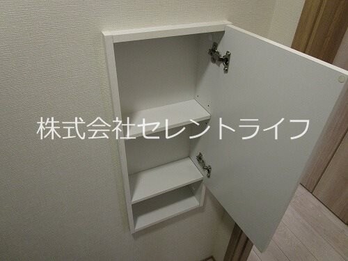 物件内観写真28　(収納棚内部)