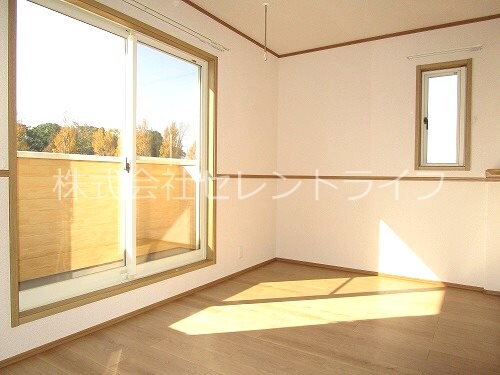 物件内観写真6　(南面リビング（エアコン・室内物干し）)