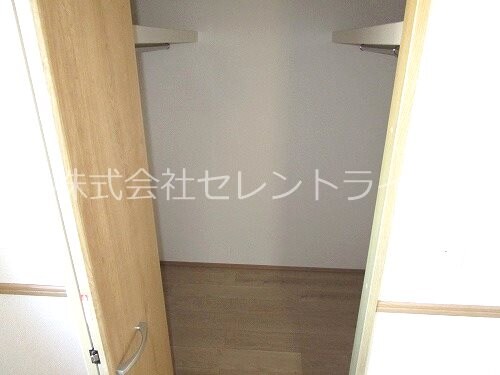 物件内観写真15　(ウォークインクローゼット内部)