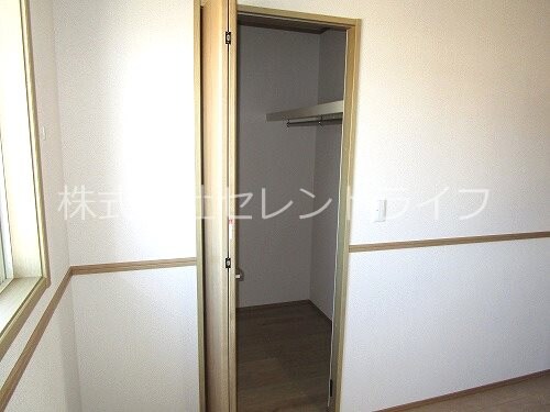 物件内観写真29　(ウォークインクローゼット内部)