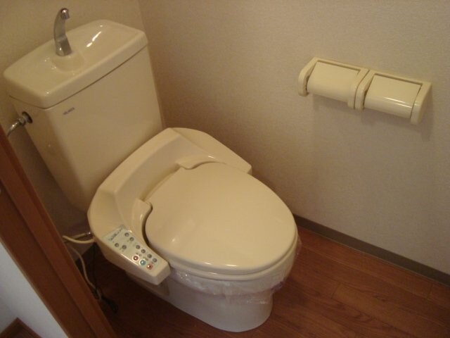 物件内観写真4　(シャワー付トイレ)