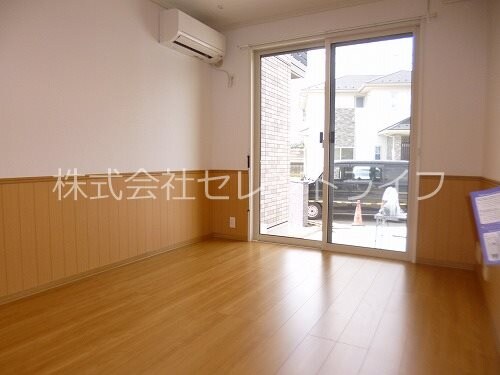 物件内観写真5　(リビング（エアコン付き）)