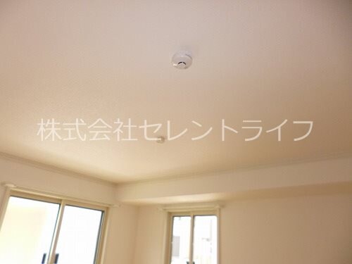 物件内観写真28　(洋室火災報知器・シーリングライ)