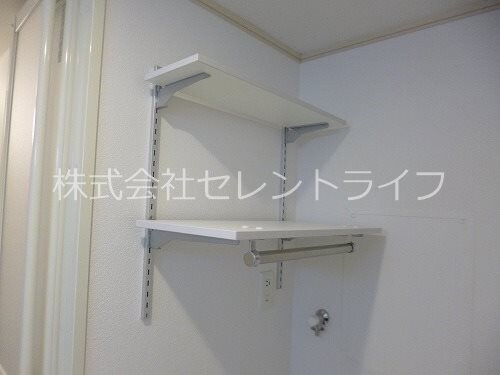 物件内観写真32　(洗濯機置き場上部リネン棚)