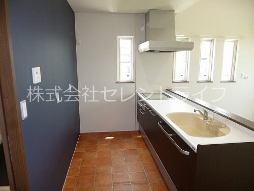 物件内観写真4　(システムカウンターキッチン)