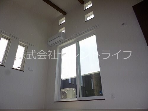 物件内観写真5　(勾配天井のリビング)