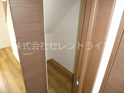 物件内観写真24　(階段下収納)