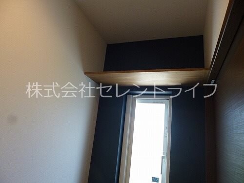 物件内観写真26　(トイレ上部収納棚板)