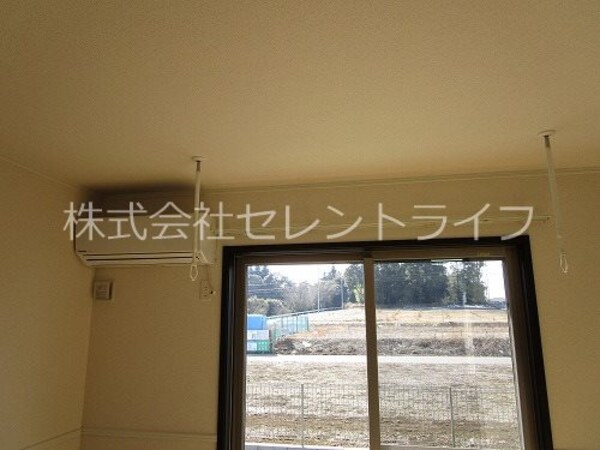 その他設備(2階南東側洋室エアコン・室内物干し)