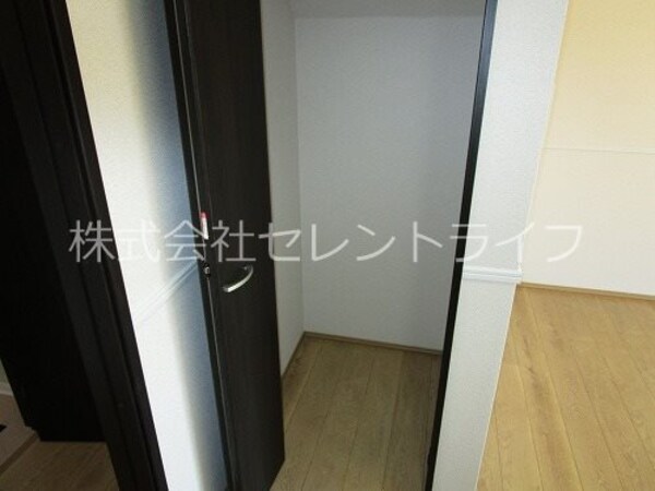 収納(階段下収納内部)