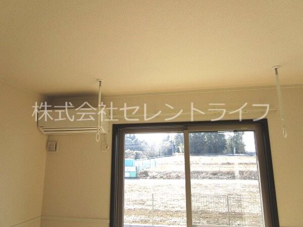 その他設備(リビング（エアコン・室内物干し）)