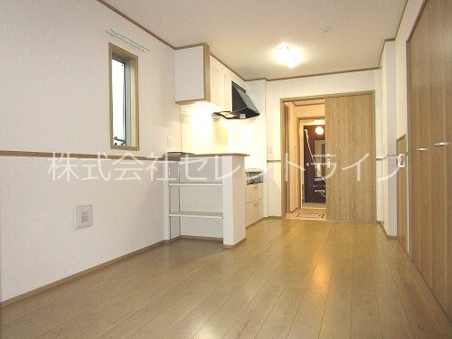 物件内観写真4　(リビング（エアコン付き）)