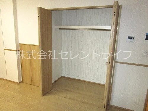 物件内観写真11　(クローゼット内部)
