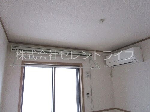 物件内観写真12　(室内物干し・エアコン)