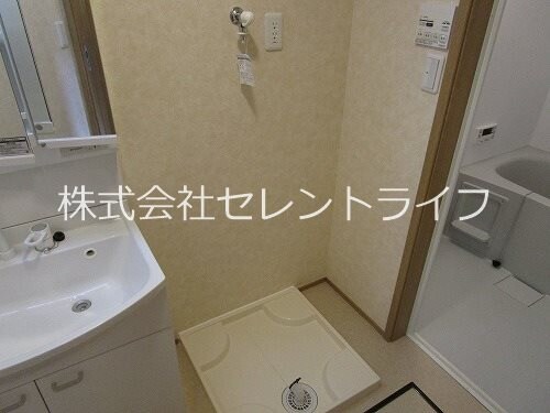 物件内観写真23　(洗髪洗面台＆洗濯機スペース)