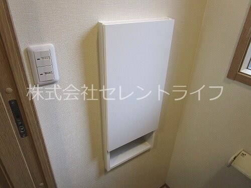 物件内観写真23　(トイレ内収納)