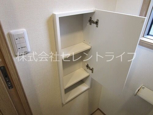 物件内観写真24　(トイレ内収納内部)