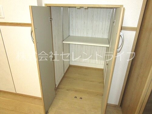 物件内観写真33　(キッチン収納内部)