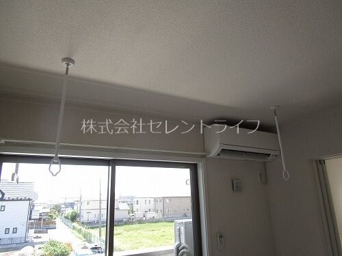 物件内観写真15　(リビング：エアコン・室内物干し金具)