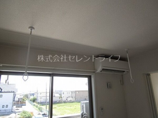 その他設備(リビング：エアコン・室内物干し金具)