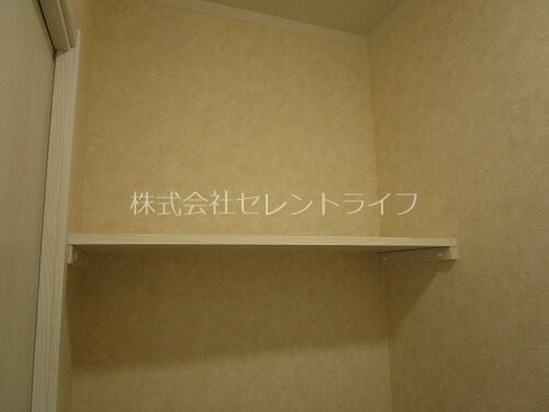 物件内観写真24　(トイレ上部収納棚板)
