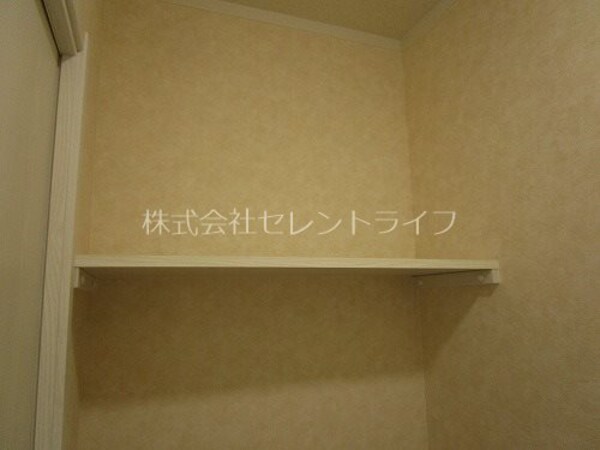 収納(トイレ上部収納棚板)
