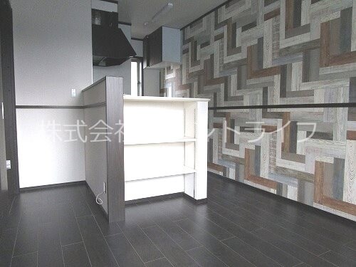 物件内観写真16　(リビング（アクセントクロス）)