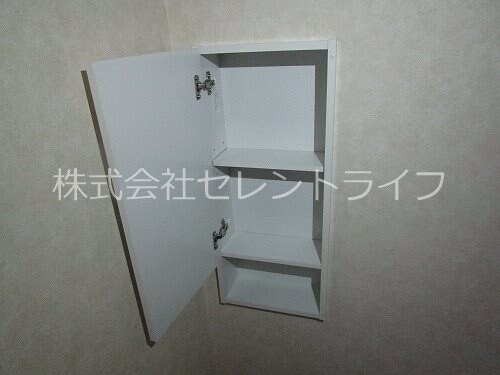 物件内観写真34　(トイレ内収納内部)