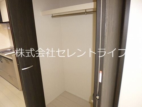 物件内観写真13　(クローゼット内部)