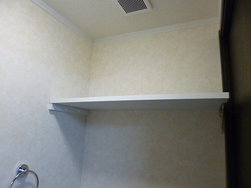 物件内観写真23　(トイレ内収納棚)