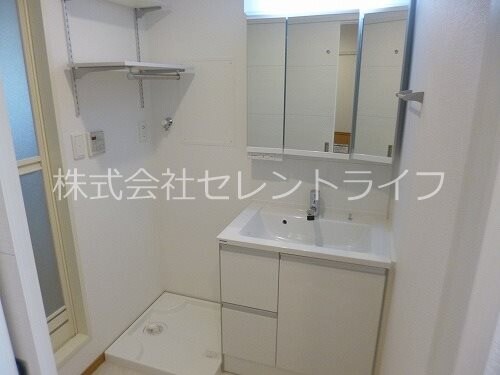 物件内観写真3　(三面鏡洗髪洗面台)