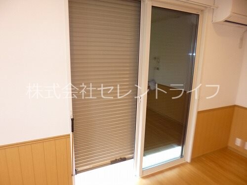 物件内観写真13　(防犯シャッター)