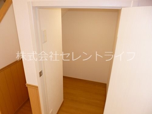物件内観写真28　(階段下収納)