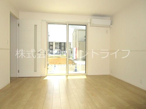物件内観写真6　(リビング（エアコン付き）)