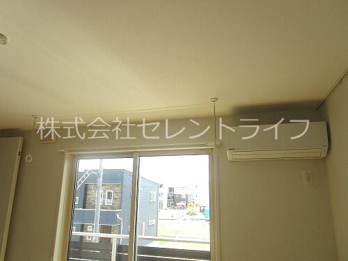 物件内観写真14　(2階南側洋室室内物干し・エアコン)